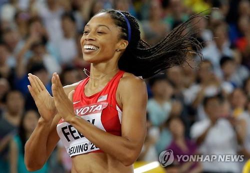 (베이징 AP=연합뉴스) 앨리슨 펠릭스가 27일 중국 베이징 국립경기장에서 열린 제15회 세계육상선수권대회 여자 400m 결승에서 우승을 차지한 뒤 활짝 웃고 있다.