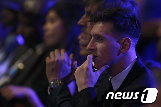 2014-15 유럽축구연맹(UEFA) 올해의 선수상을 차지한 리오넬 메시. © AFP=News1