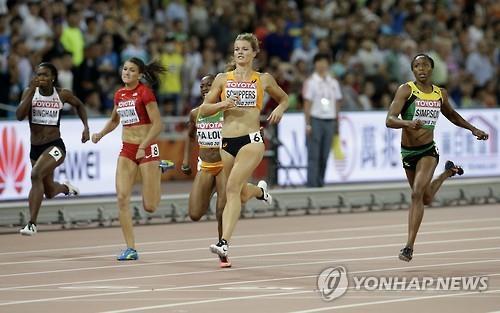 (베이징 AP=연합뉴스) 베이징 세계육상선수권대회 여자 200m 우승을 차지한 네덜란드 스프린터 대프네 쉬퍼스(오른쪽 두 번째).