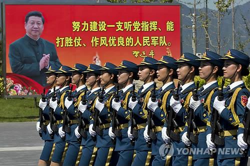 (베이징 AP=연합뉴스) 8월 22일(현지시간) 중국 여군들이 9월 3일에 진행되는 열병식을 2주 남짓 앞두고 예행연습을 하면서 베이징 외곽에 위치한 시진핑 중국 국가주석의 초상화 앞을 지나가고 있다. 중국은 항일승전 70주년을 기념하기 위한 열병식에 1만2천여 명의 병사와 500여 종의 무기를 동원할 예정이다.