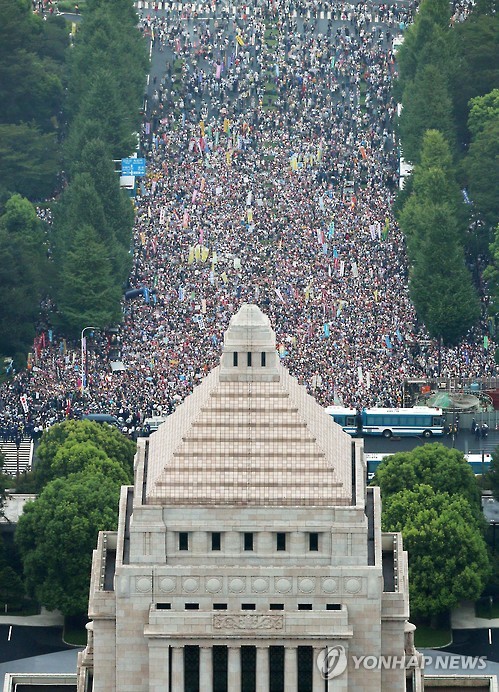 2015년 8월 30일 오후 일본 국회의사당 주변에 아베 신조(安倍晋三) 정권이 추진하는 안보법안에 반대하는 시민들이 몰려 시위를 하고 있다. (교도=연합뉴스 자료사진)