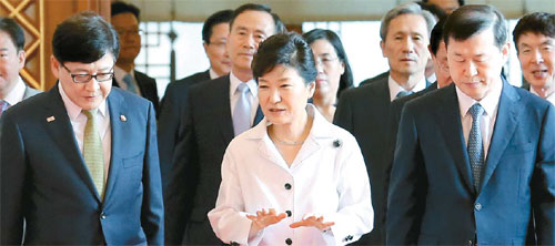 박근혜 대통령이 지난달 31일 청와대에서 정진엽 보건복지부 장관(왼쪽)과 이성호 국가인권위원장(오른쪽)에게 임명장을 수여한 뒤 환담하고 있다.   [김재훈 기자]