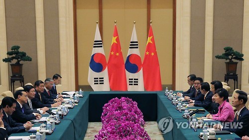 박근혜 대통령이 2일 오후 중국 베이징 댜오위타이(釣魚臺)에서 리커창 중국 총리와 면담하고 있다. (연합뉴스 자료사진)