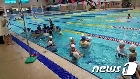 대전시설관리공단이 운영하는 샌종수영이 학부모와 총등생들에게 인기를 끌고 있다. © News1