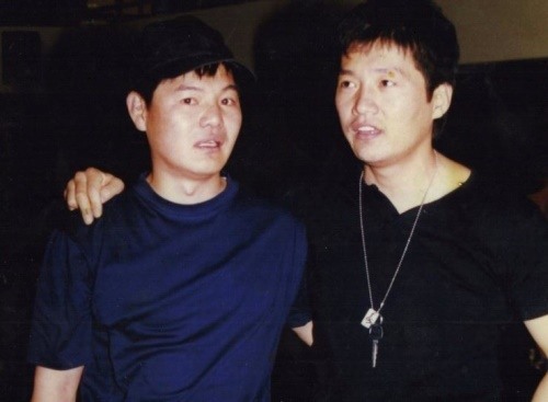 1990년 당시 88체육관의 트레이너였던 필자와 배우 최재성 씨(오른쪽).