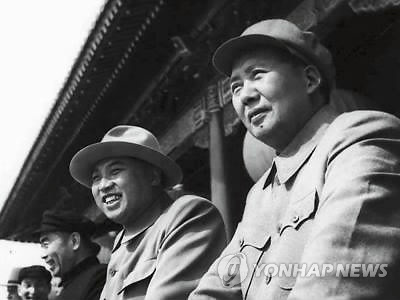1954년 10월 1일 열병식을 함께 지켜보는 김일성(오른쪽 둘째) 전 북한 주석과 마오쩌둥(오른쪽) 전 중국 주석(연합뉴스 자료사진)