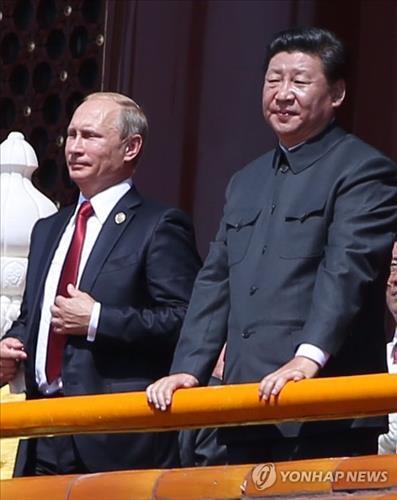 (베이징=연합뉴스) 이준삼 특파원 = 中열병식 보고 있는 시진핑 국가주석과 푸틴 러시아 대통령.