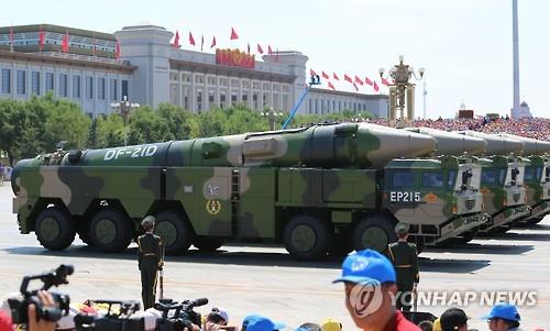 (베이징=연합뉴스) 이준삼 특파원 = 중국군이 이번에 열병식에서 처음 공개한 항모킬러 둥펑-21D