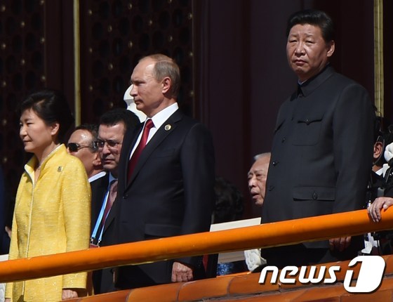 중국 정부의 '항일전쟁·반(反) 파시스트 전쟁승리 70주년' 기념 열병식이 3일 거행된 가운데 시진핑 중국 국가주석(우측 1번째)과 내외빈 박근혜 대통령, 블라디미르 푸틴 러시아 대통령(가운데)이 텐안먼 광장이 내려다보이는 성루에서 행사를 지켜보고 있다. © AFP=뉴스1 / (베이징 AFP=뉴스1) 최종일 기자 © News1