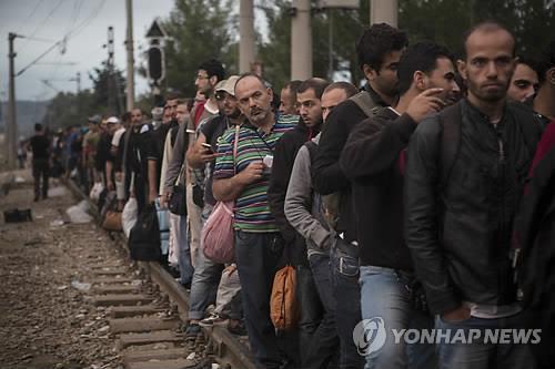 (이도메니<그리스> AP=연합뉴스) 아프리카와 중동 지역으로부터 지중해를 건너 유럽으로 들어오려는 난민이 계속 증가하면서 유럽연합(EU)이 대책 마련에 부심하고 있다. EU 국경관리기관인 프론텍스는 지난 7월 한 달간 유럽으로 불법 입국한 난민이 10만7천500명에 달해 사상 최대를 기록했다고 밝혔다.   그리스 북부 이도메니 국경 역에서 마케도니아 입국허가를 기다리는 시리아 난민들이 철길 위에서 길게 줄지어 서있다.