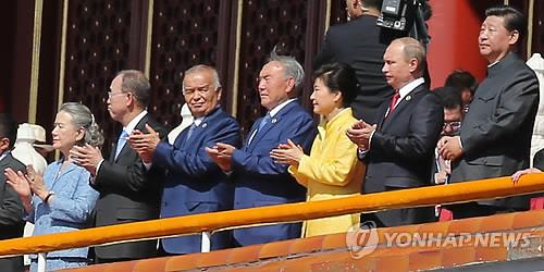 박근혜 대통령이 3일 오전 중국 베이징 톈안먼에서 열린 '항일(抗日)전쟁 및 세계 반(反)파시스트 전쟁 승전 70주년' 기념행사에 참석해 시진핑 중국 국가주석, 푸틴 러시아 대통령 등 각국 정상들과 함께 성루에 서 있다.