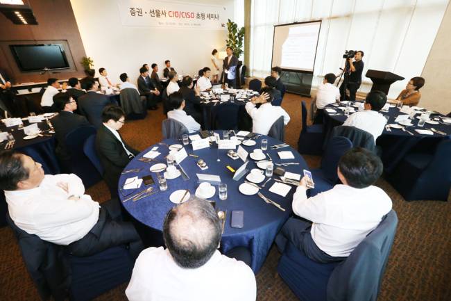 KT는 8일 금융투자사 전용 여의도 IDC를 개관했다. 이에 앞서 지난달 고객사를 초청해 영의도 IDC 사전 설명회를 개최했다.