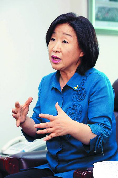 심상정 정의당 대표는 “너무 바빠 질문지를 훑어볼 겨를이 없었다”면서도 답변에 막힘이 없었다. 민주노동당 비상대책위원회 대표, 진보신당 공동대표 등 진보정당의 핵심요직을 두루 거친 깊은 내공을 느낄 수 있었다. 심 대표가 ‘밥 먹여주는 진보’를 선언한 배경을 설명하고 있다. 이동희 기자