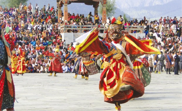 부탄 각 지역의 사원에서 명절 때마다 열리는 성대한 축제