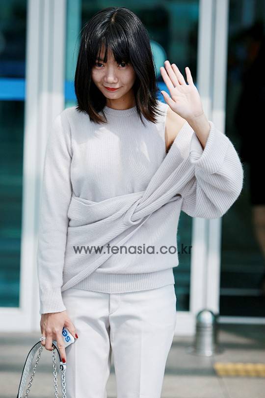 배우 배두나가 16일 오전 루이비통 ‘시리즈(Sries 3)’ 컬렉션에 참석 차 인천국제공항을 통해 런던으로 출국하고 있다.