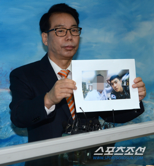 [포토] 김현중 측, 친자확인 위한 DNA 검사 장면 공개