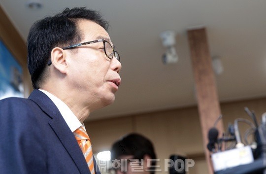 김현중 법률대리인 이재만 변호사의 기자회견. &lt;사진=헤럴드POP&gt;