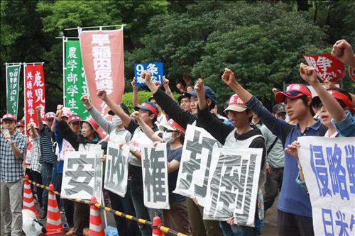안보법안의 국회 최종 통과가 임박한 18일 도쿄 국회의사당 앞에서 시위하는 일본 대학생들. '아베정권 타도'라는 글자를 내보이며 구호를 외치고 있다.