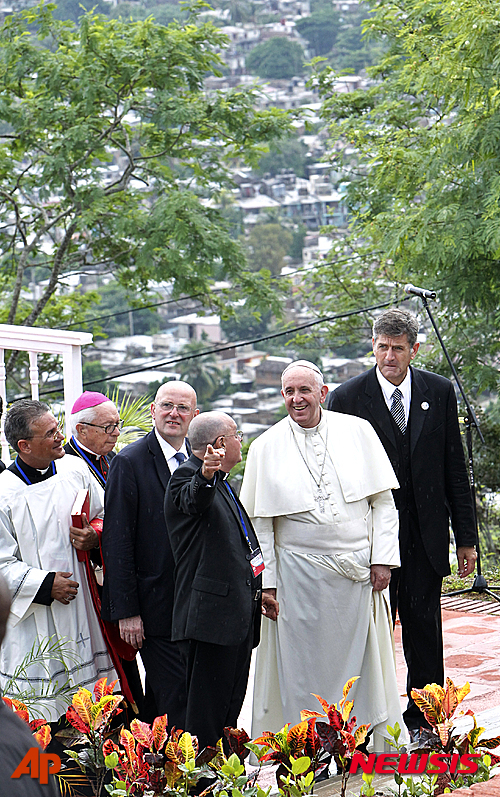 【 올긴=AP/뉴시스】쿠바의 올긴을 방문한 프란치스코 교황이 21일(현지시간) '십자가의 언덕'에 올라 주변경관을 바라보고 있다. 2015.09.22