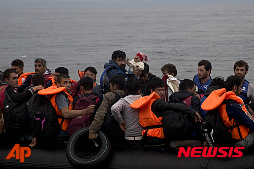 【레스보스=AP/뉴시스】22일(현지시간) 난민들이 터키에서 에게해를 건너 그리스 레스보스 섬의 해안에 도착하고 있다. 올해 그리스에는 26만명 이상의 망명 신청자들이 도착했다. 2015.09.23