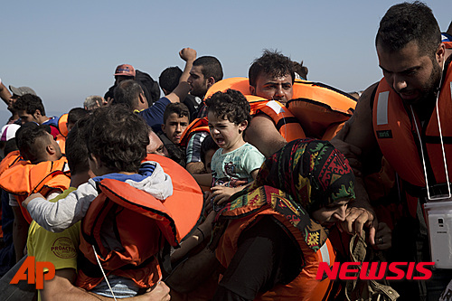 【레스보스=AP/뉴시스】27일 시리아 난민들이 소형 고무보트를 타고 터키에서 에게해를 건너 그리스 레스보스 섬에 도착했다. 올해 26만 명 이상의 망명신청자들이 그리스에 도착했다. 2015.09.27