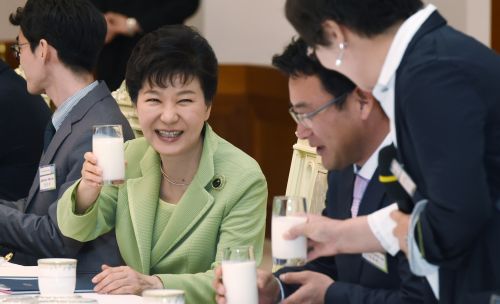 박근혜 대통령이 지난 3월 청와대에서 열린 농축수산단체장 오찬 간담회에서 우유로 건배를 하고 있다. 사진=국민일보 DB