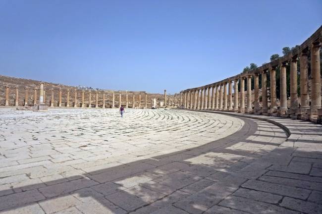 제라시 유적지 ‘로만 포럼(Roman Forum)’. 모양이 계란을 닮았다 해서 계란 광장(Oval Plaza)라고도 불린다.