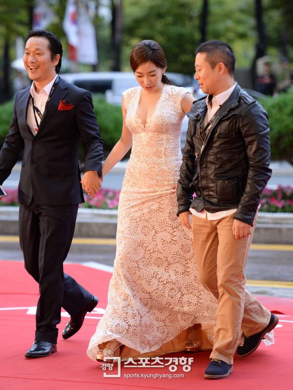 배우 송유현이 1일 부산 해운대 우동 영화의 전당에서 열린 제20회 부산국제영화제(BIFF) 개막식에 참석해 레드카펫을 밟고 있다.부산|이석우 기자