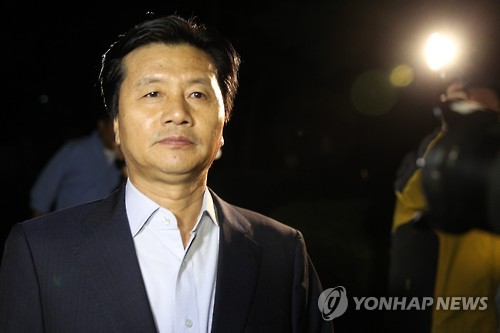 40대 여성을 성폭행한 의혹을 받는 무소속 심학봉(54·경북 구미갑) 의원이 지난 2일 검찰 조사를 받고 돌아가고 있다.