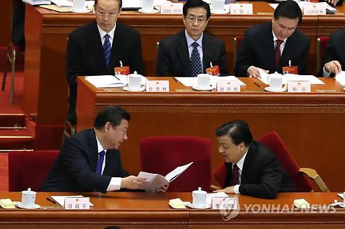 올해 3월 열린 전국인민대표대회 개막식에서 류윈산 상무위원이 시진핑 국가주석과 이야기를 나누고 있다.(EPA=연합뉴스DB)