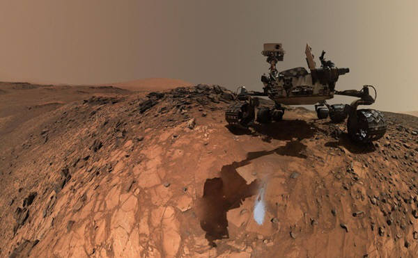 지난 달 말 美항공우주국(NASA·나사)은 화성에서 물이 흐른다는 강력한 증거를 보여주는 흔적을 찾았다고 발표했다. 이는 화성에 생명체가 존재할 가능성을 점칠 수 있게 하는 일대 사건이다. 하지만 화성 지표면을 돌아다니는 탐사로봇 큐리오시티는 나사가 발견했다는 물(소금물) 근처에도 갈 수 없다. 사진=나사/제트추진연구소