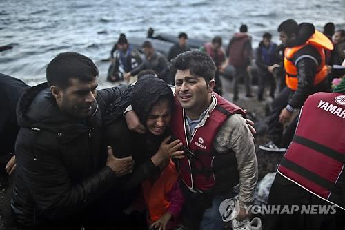 (레스보스<그리스> AP=연합뉴스) 2일(현지시간) 터키 해안에서 고무보트를 타고 그리스 레스보스 섬에 도착해 울고 있는 한 난민 여성을 가족들이 위로하고 있다. 올들어 지금까지 50만 명에 이르는 기록적인 숫자의 난민들이 지중해를 건너 유럽으로 들어 왔다고 국제이주기구가 밝혔다. lkm@yna.co.kr