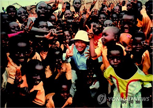 오무라 사토시(大村智·80) 일본 기타사토(北里)대 특별영예교수 2004년 9월 아프리카의 가나에서 아이들과 함께 있는 모습. (학교법인 기타사토연구소 제공)