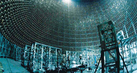 일본 기후현 히다시 가미오카 폐광 지하에 있는 중성미자 검출 실험 연구소 ‘수퍼 가미오칸데(Super-Kamiokande)’. 일본 정부가 1995년 1000억원을 들여 확장한 이 시설에서 2002년과 올해 노벨 물리학상이 탄생했다. 거대한 물탱크와 6000개의 검출장치로 이뤄져 있다. /도쿄대 제공
