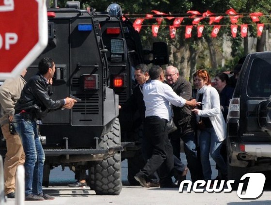 18일(현지시간) 튀니지 수도 튀니스에 위치한 바르도 박물관에 무장 괴한 2명이 난입해 총을 난사하는 테러를 저질렀다.. © AFP=뉴스1