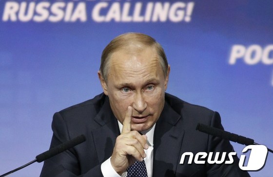 블라디미르 푸틴 러시아 대통령이 13일(현지시간) 모스크바에서 열린 한 투자 포럼에서 "미국이 시리아에서 군사작전에 협력하고 있지 않다"며 비난하고 있다.© AFP=뉴스1