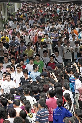 중국판 대입시험인 '가오카오(高考)'를 치른 학생들.(EPA=연합뉴스DB)