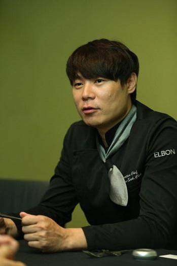 메뉴를 생각하기 전에 항상 펜으로 그림을 먼저 그린다는 최현석 셰프./사진=이태경 기자