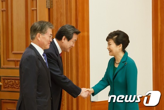 박근혜 대통령이 22일 오후 청와대에서 여야 지도부와 회동, 새누리당 김무성 대표와 악수를 나누고 있다. (청와대) 2015.10.22/뉴스1 © News1 이광호 기자
