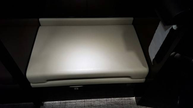 가죽의자로 변신하는 기내 화장실 변기 덮개.