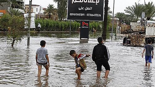 【서울=뉴시스】이라크와 이란, 이스라엘 등에 강한 폭풍우가 몰아치면서 물난리가 발생하고 전기 공급이 끊기는 등 중동 지역이 막심한 피해를 겪고 있다. 사진은 이라크 바드다드 시민들이 물에 잠긴 시내 도로를 힘들게 걷는 모습. (사진출처: 유로뉴스) 2015.10.30