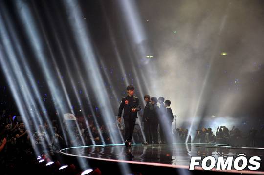 선수들이 한 명씩 차례로 무대 입장, 이번엔 '페이커' 이상혁 차례.