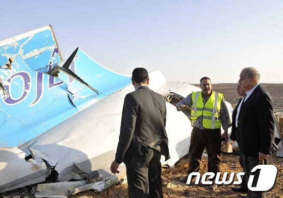 셰리프 이스마일 이집트 총리(오른쪽 끝)가 31일(현지시간) 시나이반도에 추락한 러시아 코갈림아비아항공 여객기 7K9268편의 잔해를 지켜보고 있다.© AFP=뉴스1