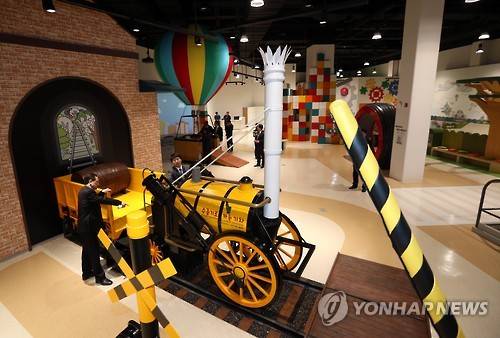 (부산=연합뉴스) 조정호 기자 = 부산 기장군 동부산관광단지에 자리잡은 국립부산과학관이 3일 언론에 공개되고 있다. 과학 놀이로 아이들의 신체발달을 자극하는 체험전시물로 구성된 어린이관. 12월 개관을 앞두고 시범운영중인 부산과학관은 180개 과학전시물이 설치됐으며 전시물의 80%가 기초과학 원리와 첨단기술을 직접 느끼는 체험형으로 꾸며졌다. 1천217억원이 들어간 부산과학관은 동남권의 주력산업인 자동차, 항공우주, 선박, 에너지·방사선의학을 주제로 한 지역거점형 과학관이다. 2015.11.3 ccho@yna.co.kr