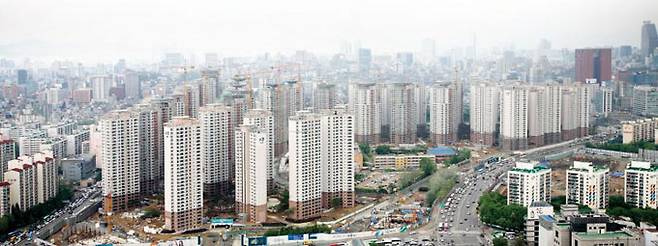 과거 주택임대소득 과세는 기준에 일관성이 없고 형평성도 떨어져 제대로 세금이 걷히지 않는 문제가 발생했다. 사진은 서울 시내 아파트 단지 모습.
