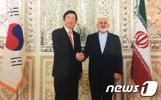 윤병세 외교부 장관이 지난해 11월 7일(현지시간) 이란 외교부 청사에서 모하마드 자바드 자리프 이란 외무장관과 만나 악수를 하고 있다. (외교부 제공) /뉴스1