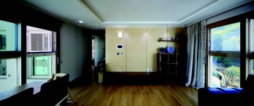 햇빛이 가장 잘 드는 위치에 배치한 거실에는 앞뒤로 큰 창을 내 채광과 통풍 효과를 극대화했다. /사진제공=건축사사무소 협동원