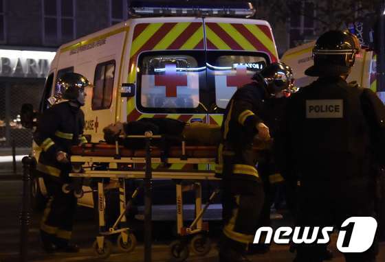 13일 프랑스 파리 연쇄 테러가 발생한 바타클랑 콘서트홀에서 피해자가 긴급 이송되고 있다. © AFP=뉴스1
