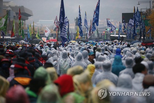지난달 14일 '민중총궐기 투쟁대회'에 참가한 시위대가 광화문 광장 방향으로 행진하고 있다. <<연합뉴스 자료사진>>