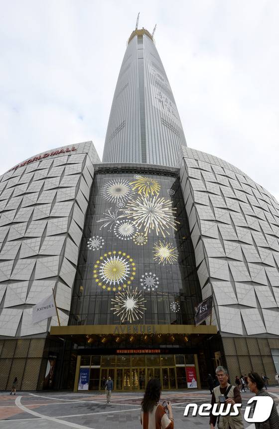 서울 송파구 롯데월드타워 . 에비뉴엘동 7~8층에 위치한 롯데면세점 월드타워점은 지난해 11월 특허권을 두산에 내줘 오는 6월까지만 영업하고 문을 닫아야 한다. 2015.11.15/뉴스1 © News1 안은나 기자